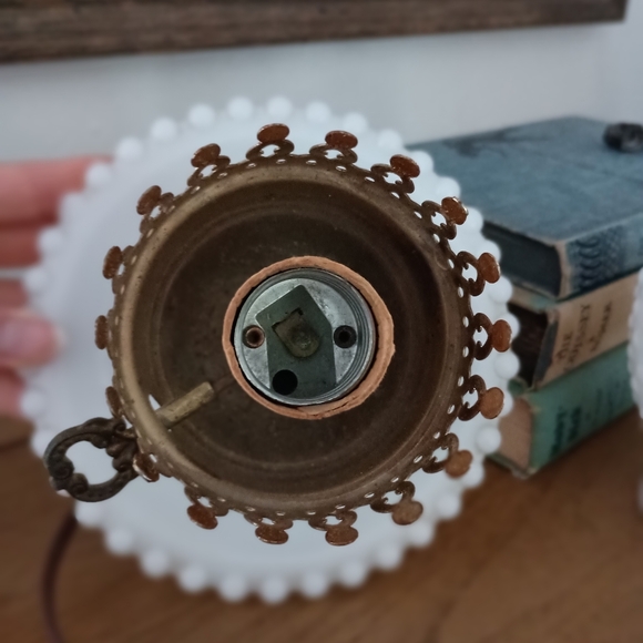 Vintage milk glass lamp - Picture 5 of 9